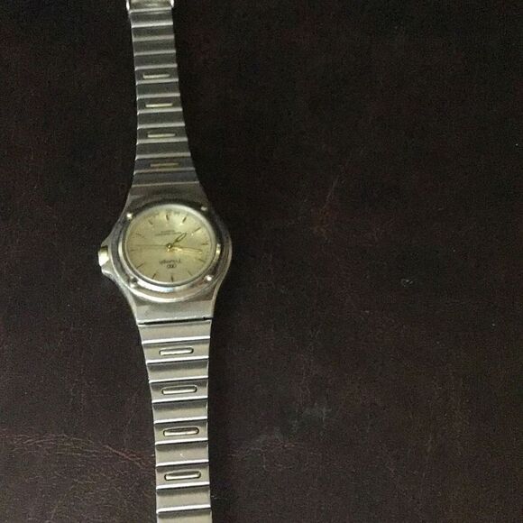 Vintage ladies, watch by triumph Needs battery  - Picture 1 of 4